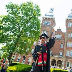 5月18日，毕业典礼结束后，学生们与家人和朋友在Old Main外合影留念, 2019年在华盛顿校园 & Jefferson College.